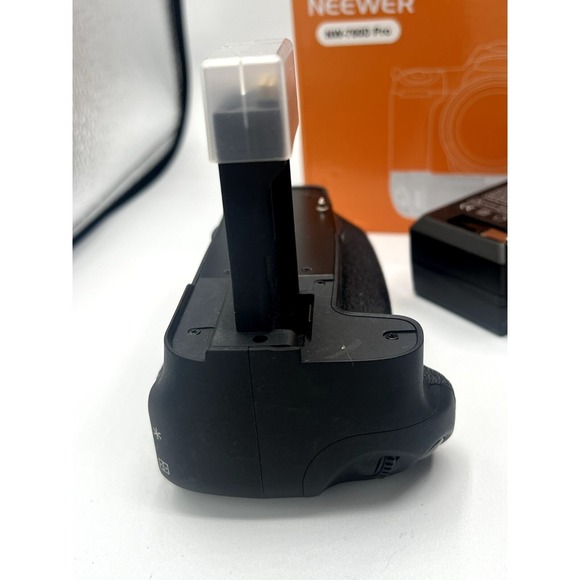 Neewer 2.4GHz Wireless Battery Grip w/ Remote Control For Canon 750D/760D - Picture 6 of 14